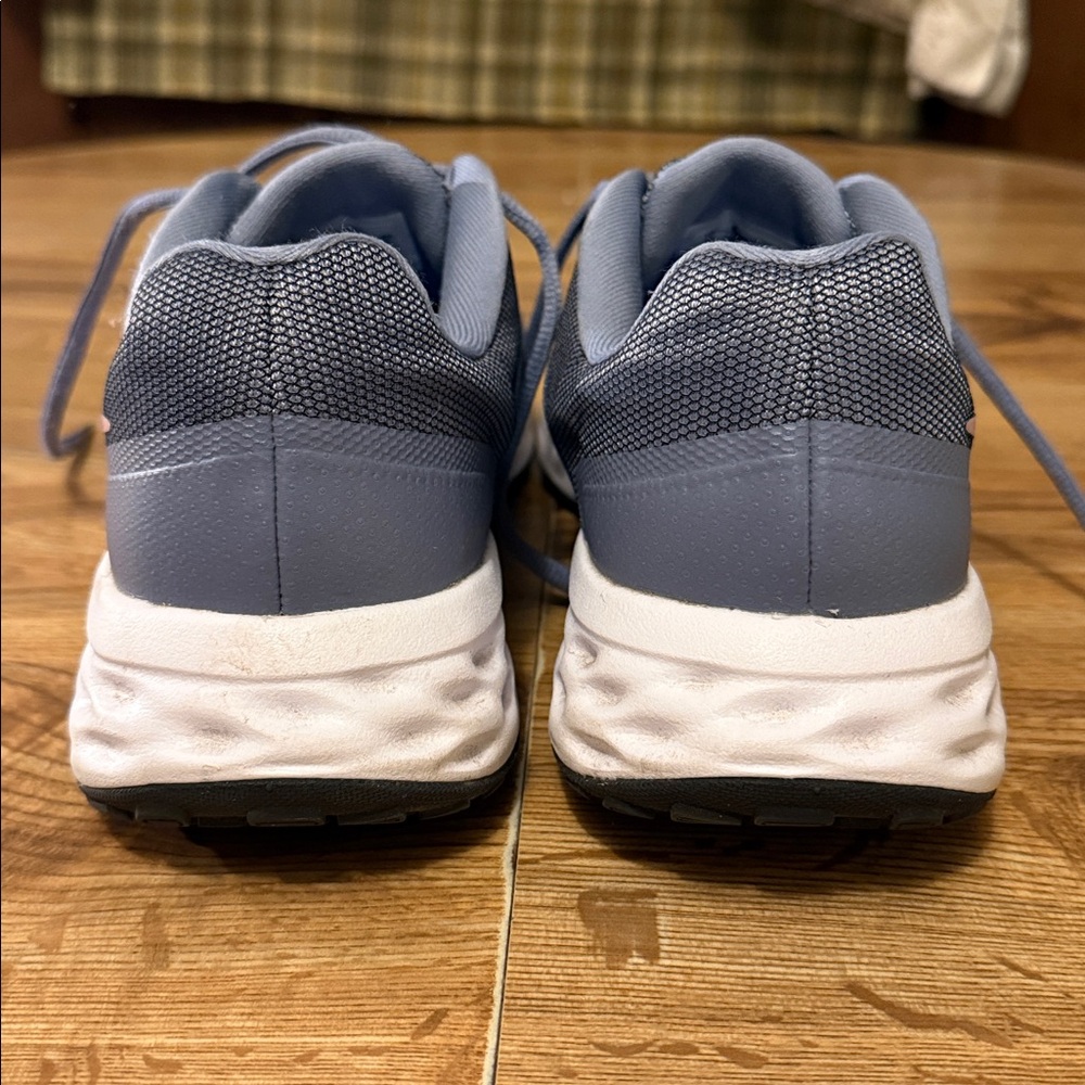 Nike Women’s sz 11 gray athletic shoes - Picture 4 of 8
